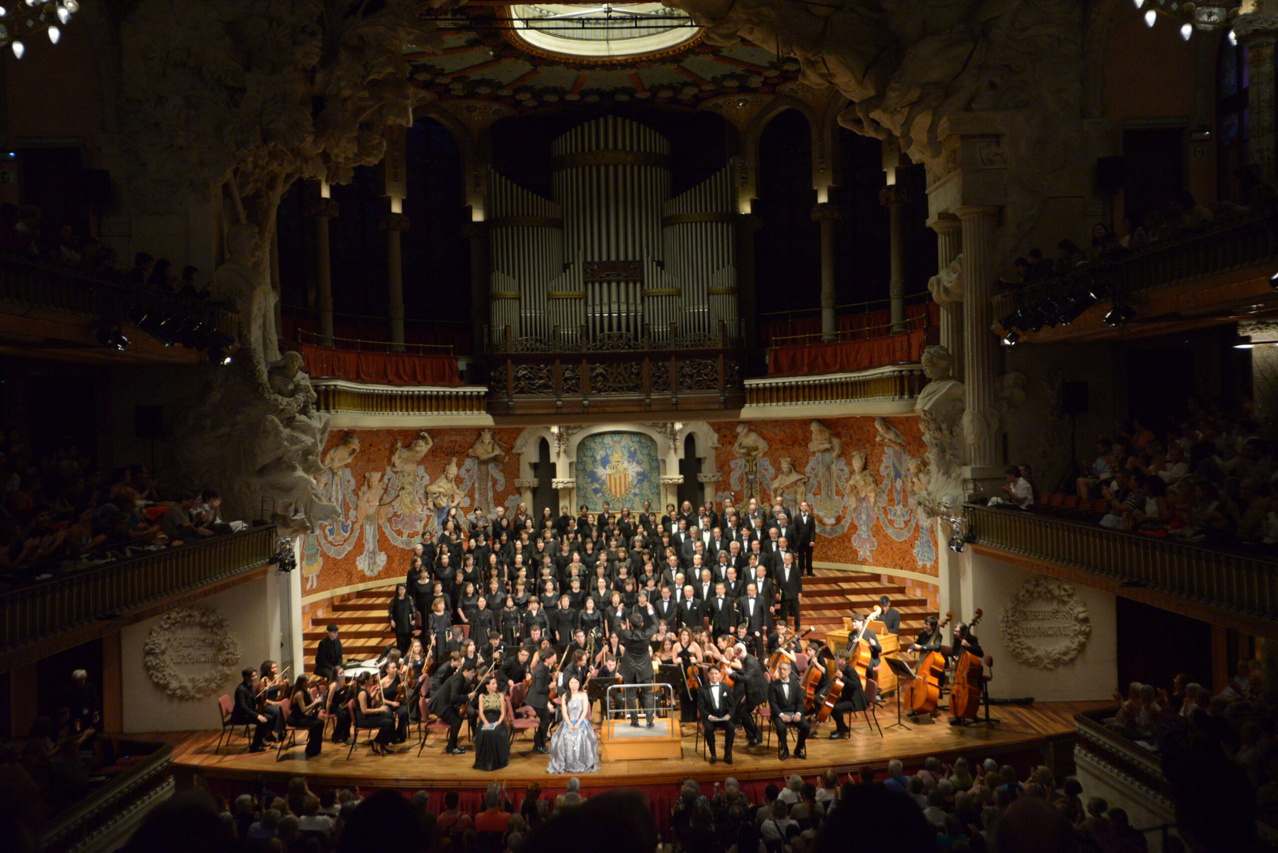 El director Sergio Alapont al frente de la Orquesta Sinfónica ESMAR, el Mozart Requiem Chorus of Japan, y los cantantes japoneses Misaki Takahashi (soprano) y Joe Tsuchizaki (tenor y maestro del coro); y los valencianos Estíbaliz Ruiz (mezzosoprano) y Luis Martínez-Agudo (bajo-barítono), en el Palau de la Música Catalana.