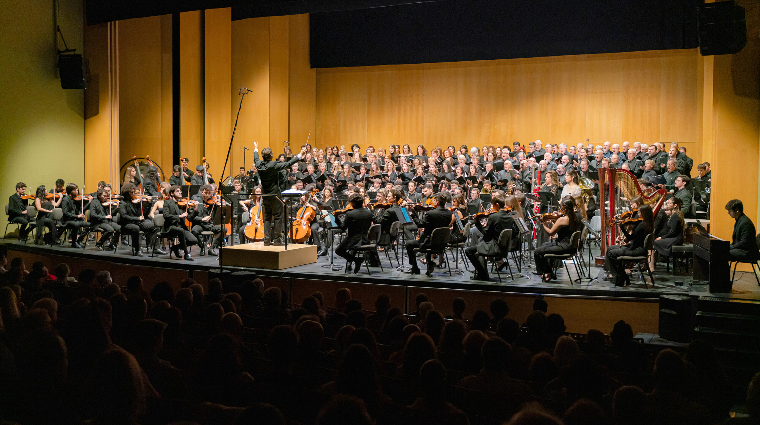 La Orquesta Sinfónica ESMAR, dirigida por Pascual Cabanes, junto con las cantantes Laura Cruz (soprano) y Lorena Valero (mezzosoprano) y el Orfeó Valencià interpretando la Sinfonía número 2 ‘Resurrección’ de Gustav Mahler en el Auditorio de Torrent en diciembre de 2024.