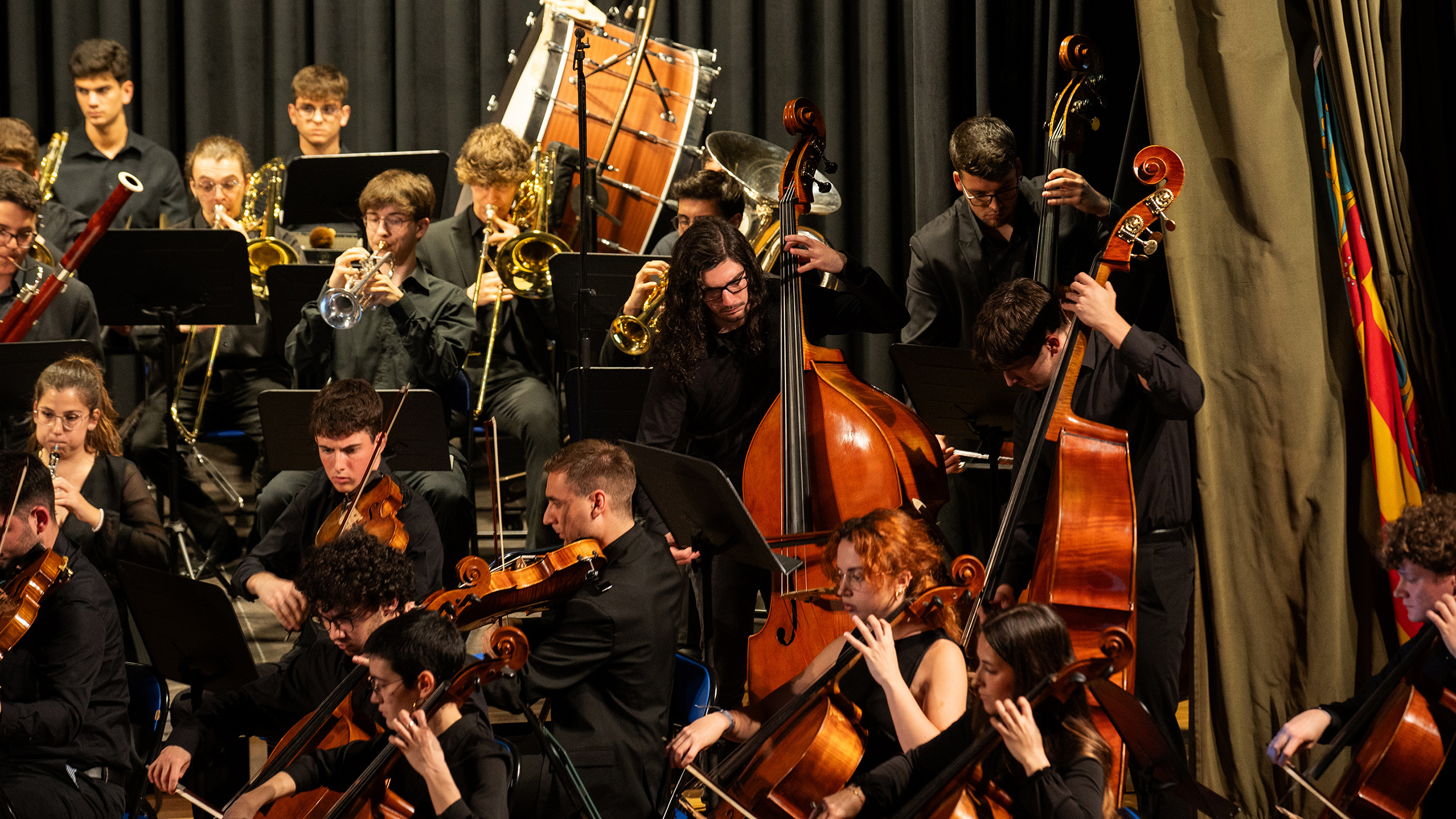 Músicos de la Orquesta Sinfónica ESMAR en concierto.