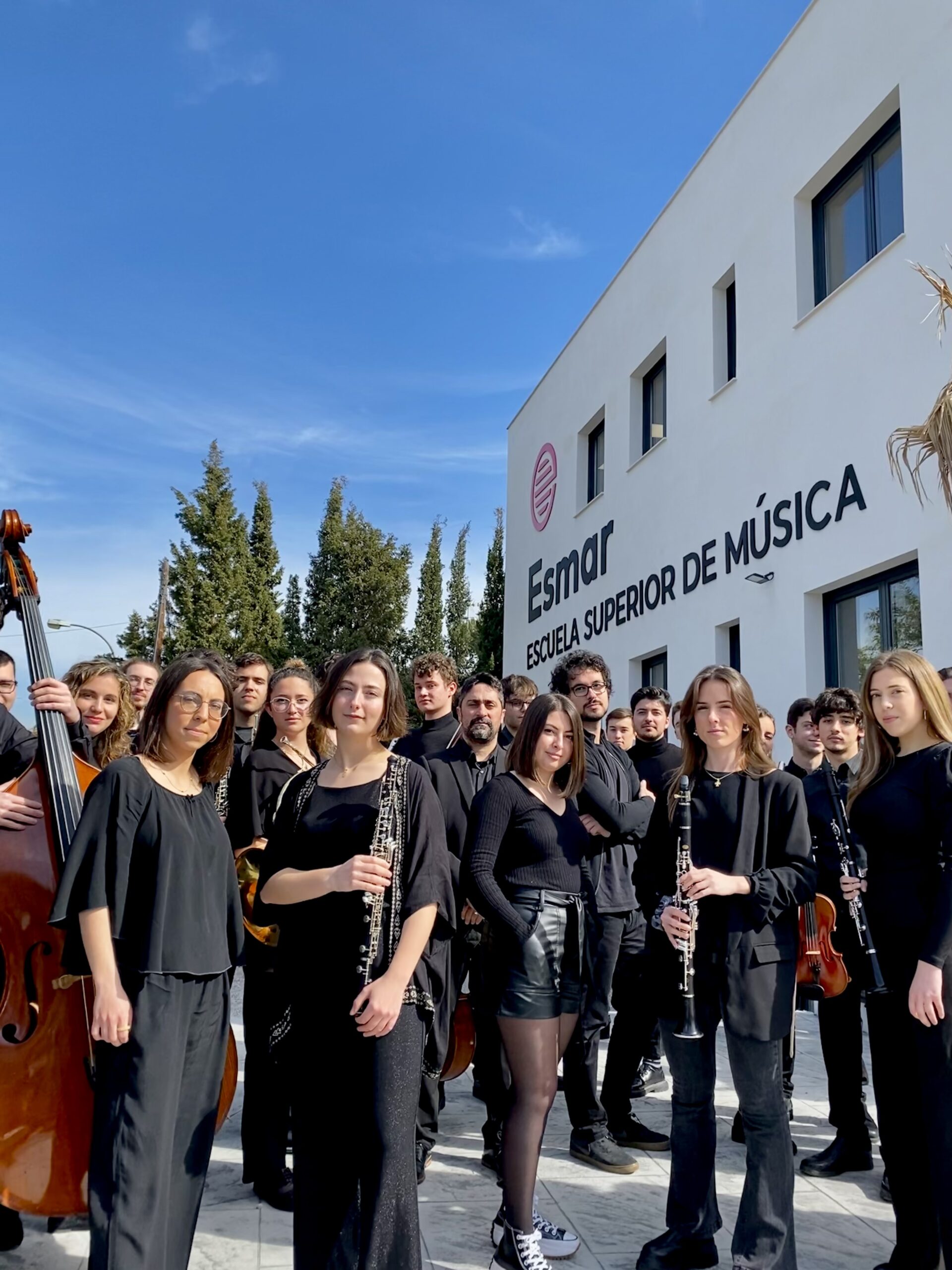 Alumnos de ESMAR en sus instalaciones.